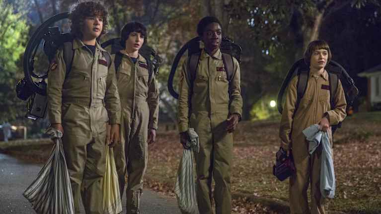 Gaten Matarazzo, Finn Wolfhard, Caleb McLaughlin och Noah Schnapp i serien Stranger Things under säsong 2 år 2017. 