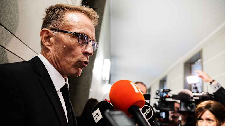 Jukka Kopra svarar på journalisternas frågor.