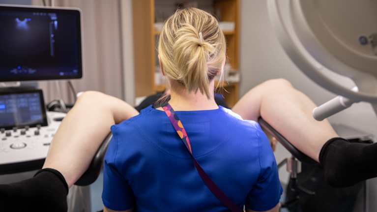 En kvinna genomför en gynekologisk undersökning.