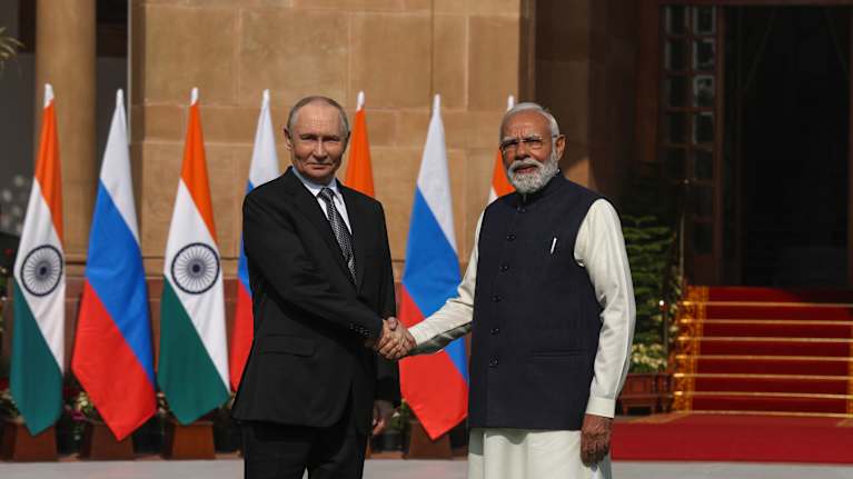 Rysslands president Vladimir Putin och Indiens premiärminister Narendra Modi skakar hand.