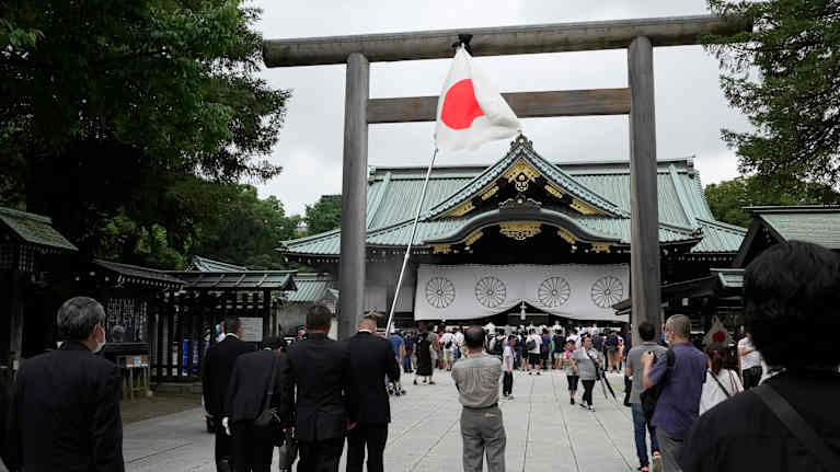 Japaner besöker Yasukunitemplet i Tokyo.