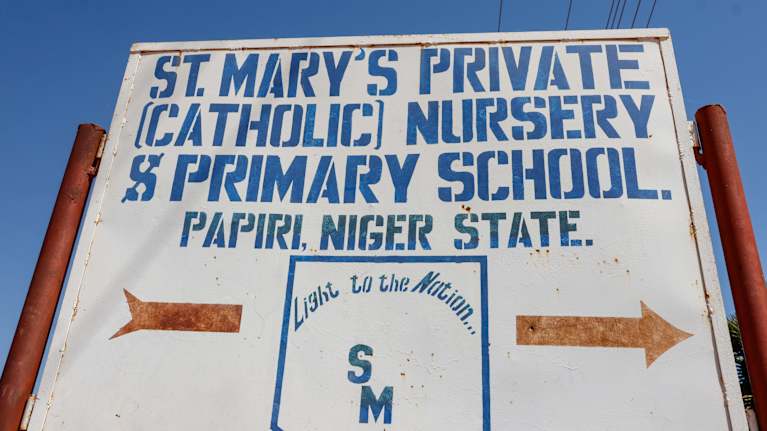 Närbild av en skylt med texten St. Mary's Private Catholic Nursery & Primary School. Papiri. Niger State.