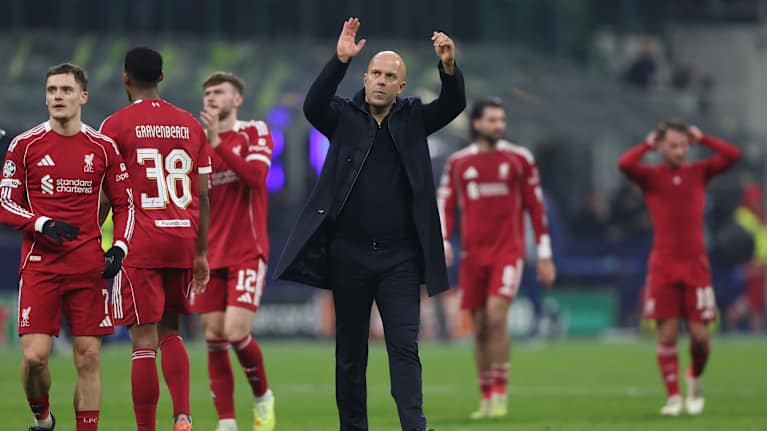 Arne Slot applåderar åt Liverpool-fansen.