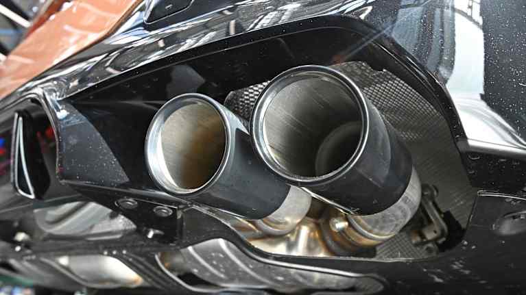 Avgasröret på en bil.