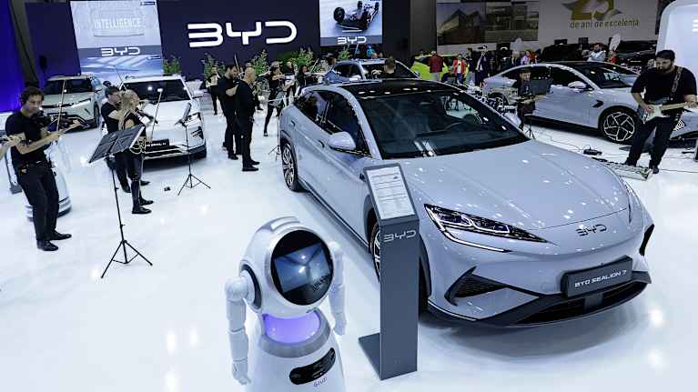 En bild på en ny bil som presenteras.