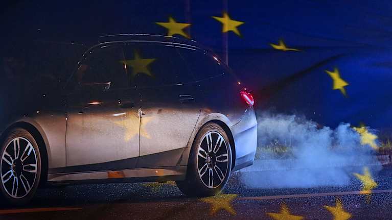 En bil och en EU-flagga.