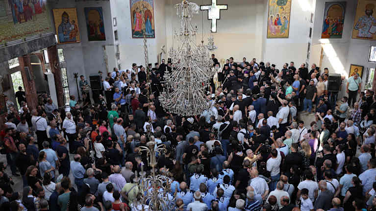 Människoskara i en kyrka i Damaskus Syrien.