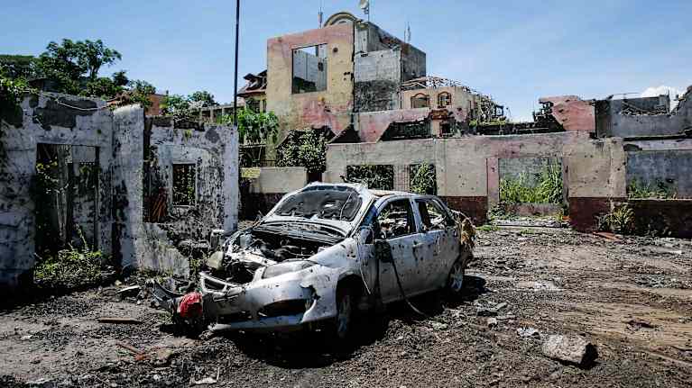 Förstörd bil i en förstörd del av staden Marawi i Filippinerna.
