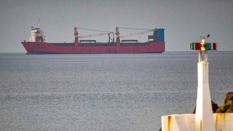 Ett stort rött fartyg på havet.