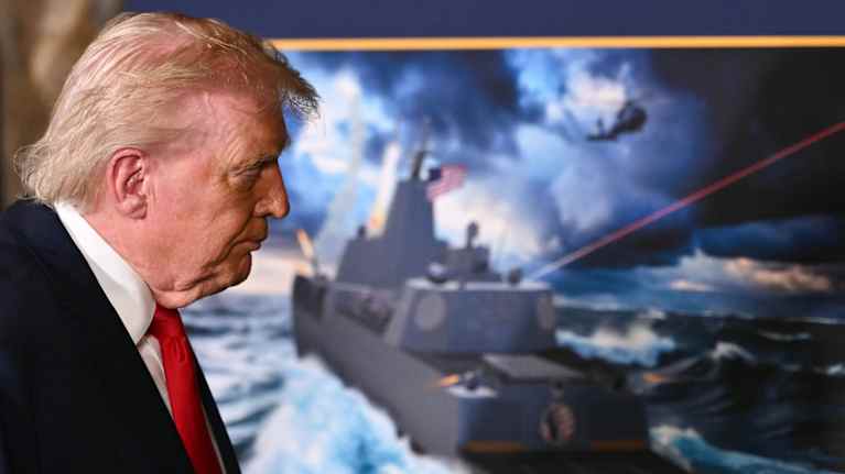 USA:s president Trump i profil framför en målad bild av ett fartyg.