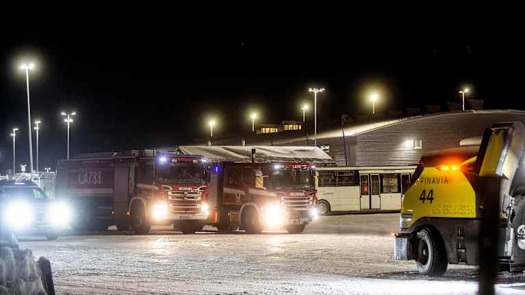Brandbilar på en snöig flygplats.