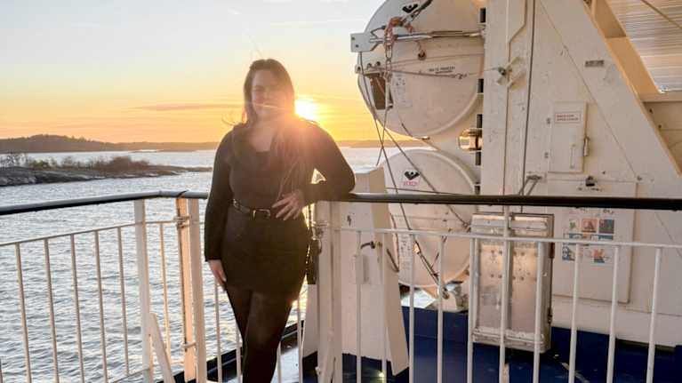 En kvinna står på ett fartygs däck.