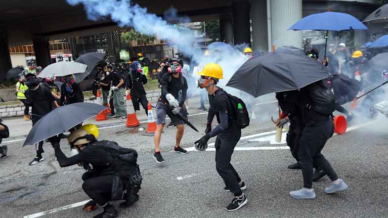 Demonstranter kastar tillbaka tårgasgranater mot polisen i Hongkong