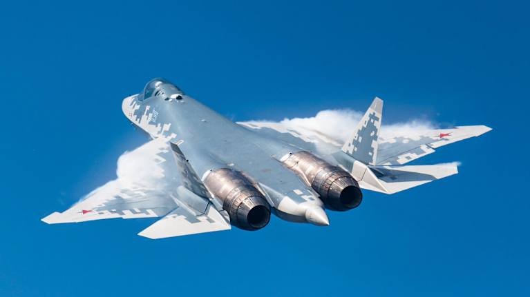 Ett Su-57-stridsplan under en flyguppvisning 2019.
