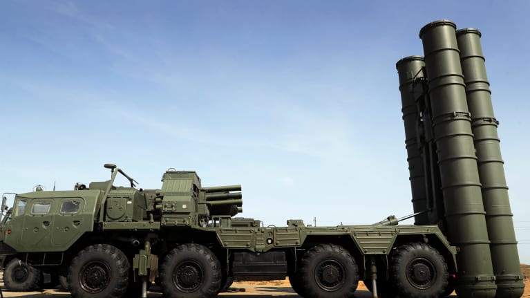 Ett foto på ryska S-400-robotar monterade på en lastbil