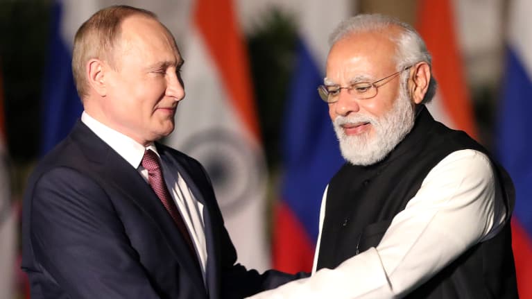 Vladimir Putin skakar hand med Narendra Modi.