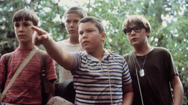 Fyra unga pojkar tittar intensivt på något utanför bild. 