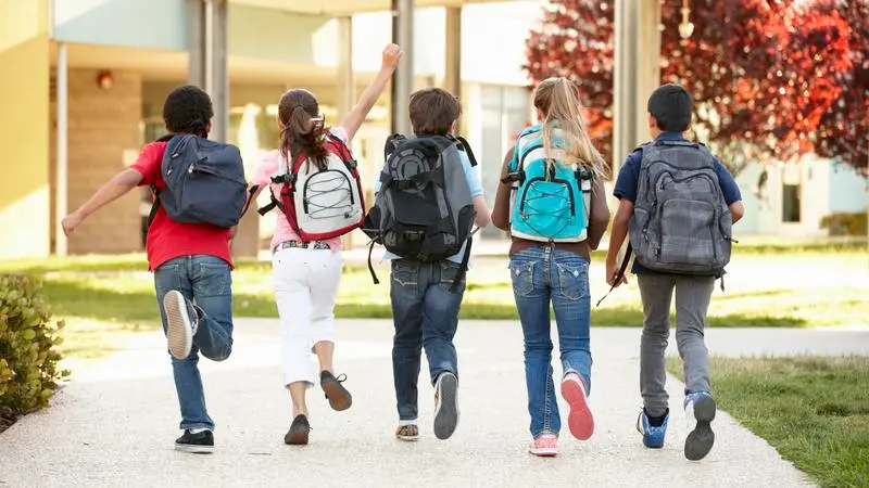 barn på väg till skolan