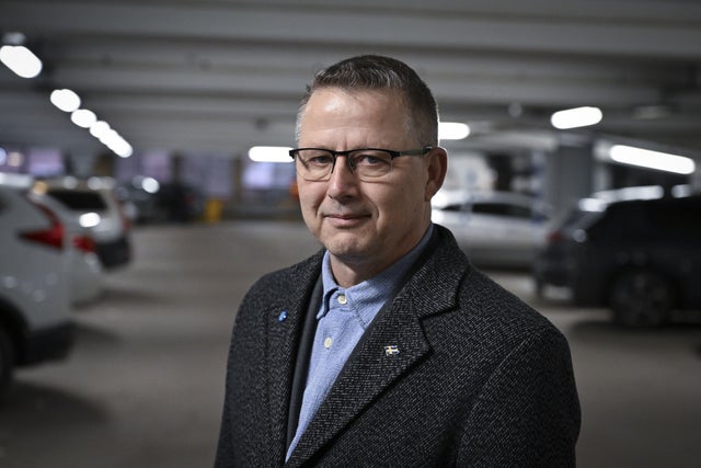 Johan Edvardsson, SD, vänder sig mot prishöjningen för boendeparkering i parkeringsgaragen.