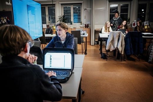 Högstadieeleverna som läser meänkieli som andraspråk har lektion en gång i veckan under en timme. Att de läser minoritetsspråket som andraspråk betyder att de har någon form av anknytning till språket, exempelvis genom familjen.