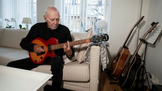Lowe spelade också gitarr, gitarrer som pappa Jan ibland spelar på.