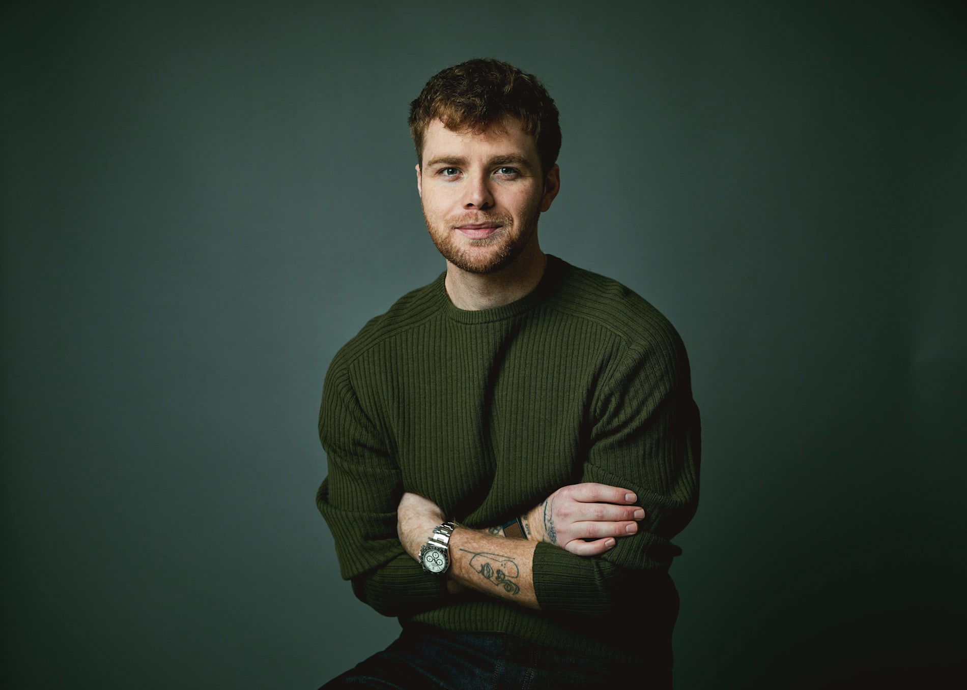 Alex Warren skapar inte enbart musik – han gör även klipp med komiskt innehåll på sociala medier.