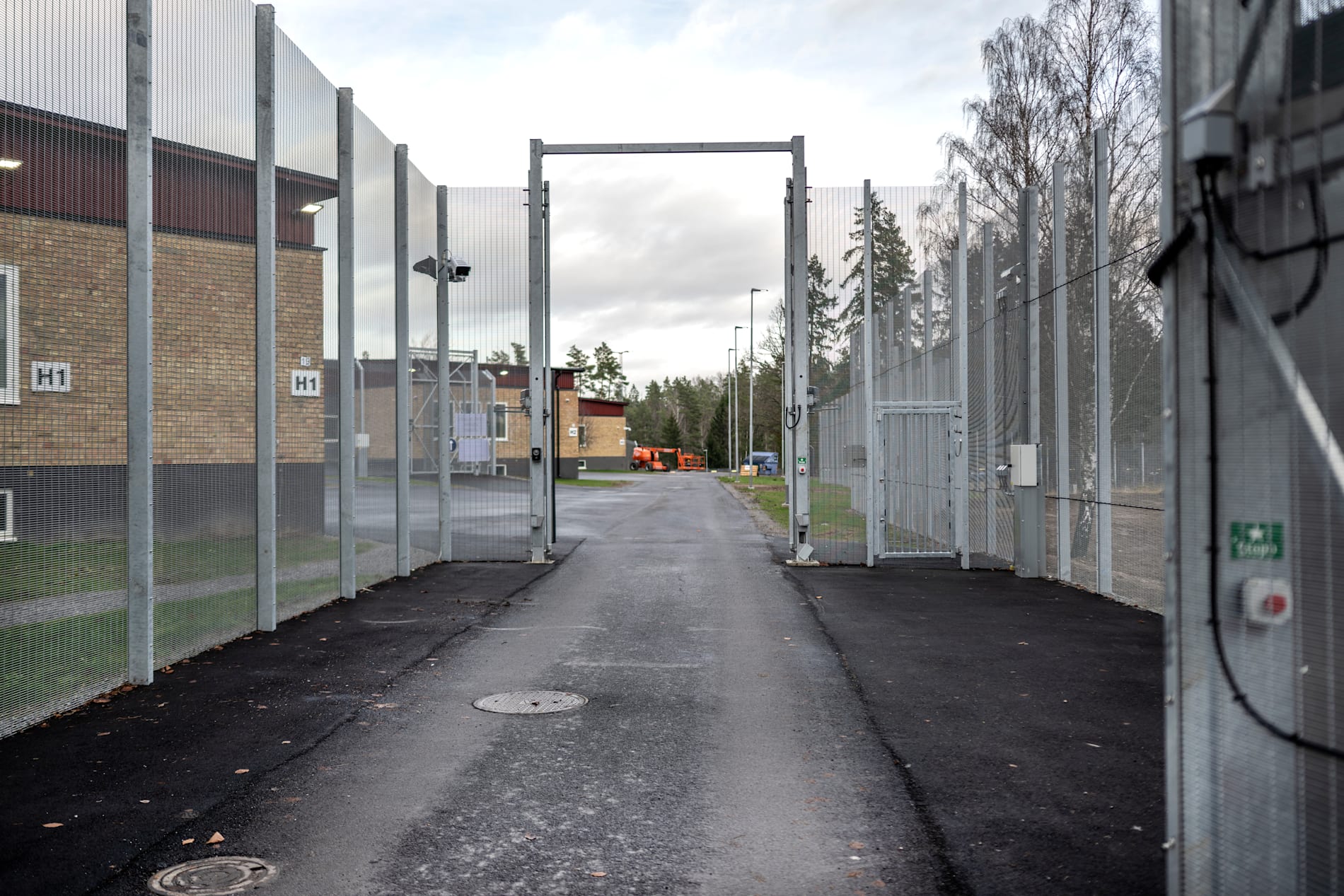 Utvisningsdömda brottslingar ska tilldelas en boendeplats på ett av Migrationsverkets boenden, skriver undertecknaren. 