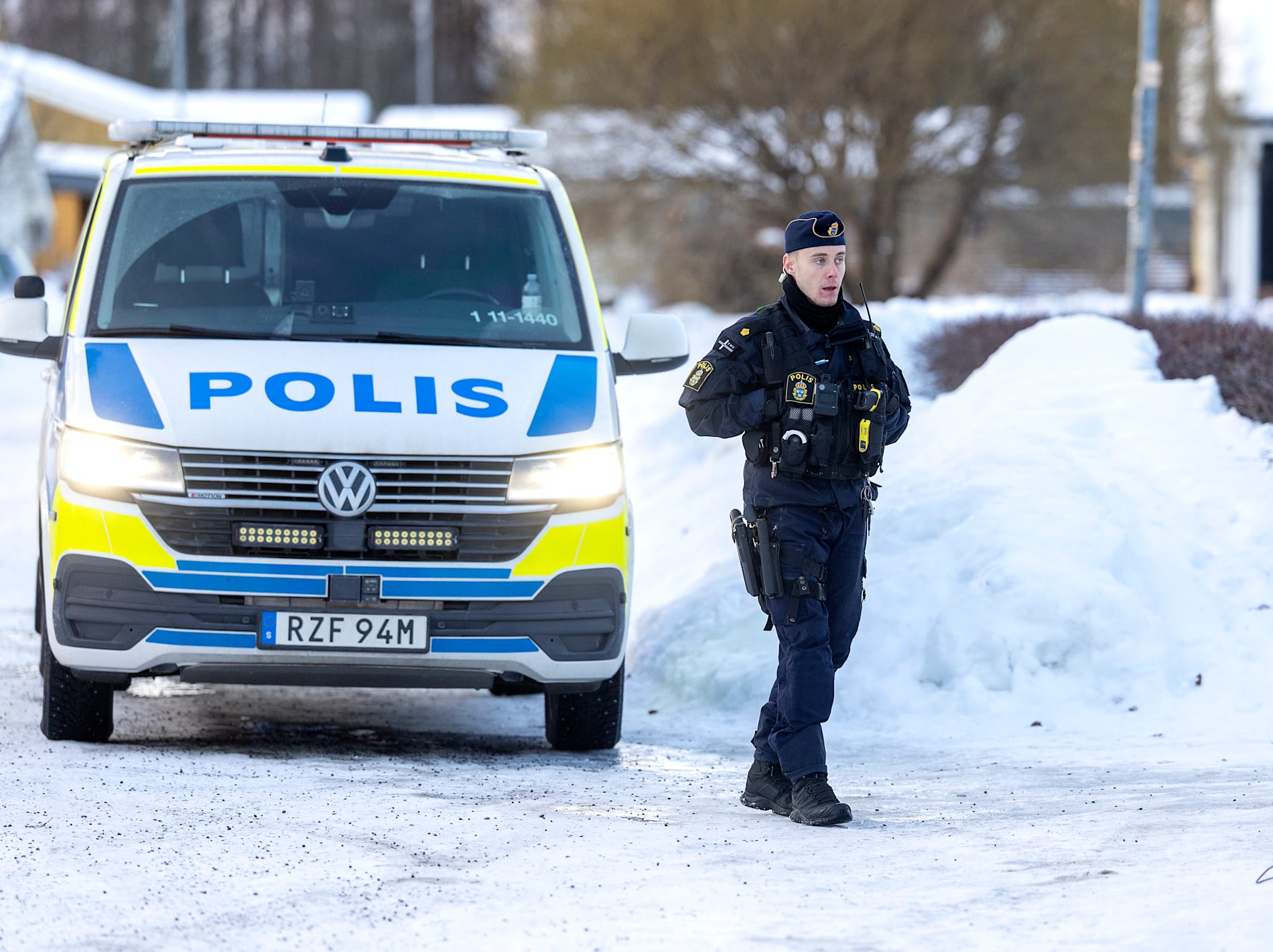 Polis på plats dagen efter mordet. 