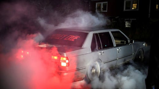 Flera, men inte alla, ungdomar som är på Motorgården den här kvällen har A-traktorer eller ”EPA”.