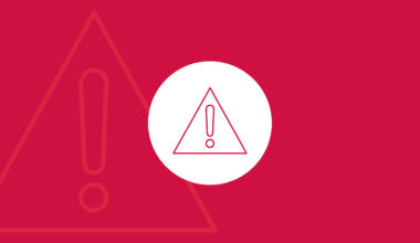 Vit cirkel mot röd bakgrund. I den vita cirkeln finns en triangel med ett utropstecken i.