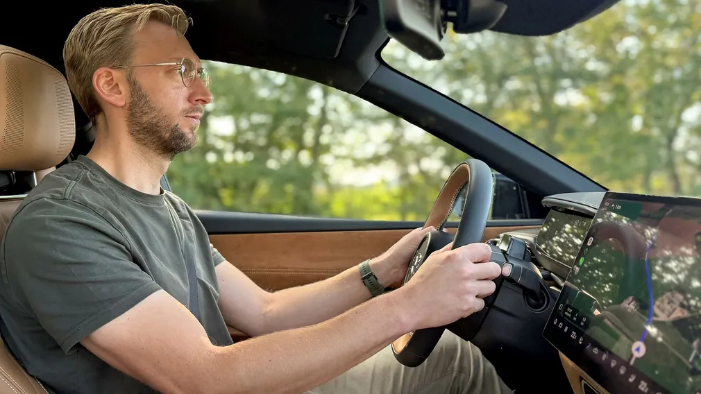 Man sitter lågt och lätt bakåtlutad i förarstolen. Justeringsmöjligheterna är fullt godkända.