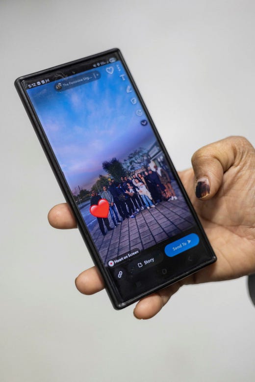 Kifaah Calen visar en bild från när hon besökte sina syskon i Malmö för ett år sedan. Byggnaden Turning Torso gjorde ett stort intryck på hennes son.