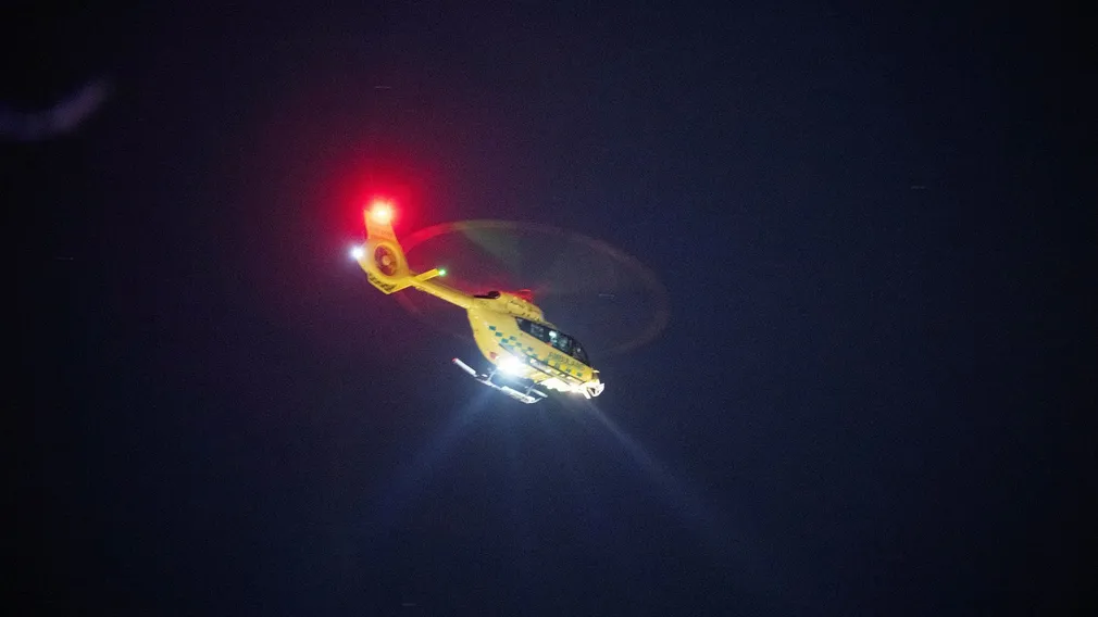 En ambulanshelikopter lyfte från platsen.