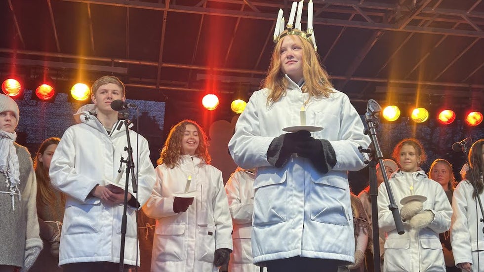 Selma Blomqvist efter att hon fått tagit emot ljuskronan som ett bevis för att hon är Jönköpings lucia.