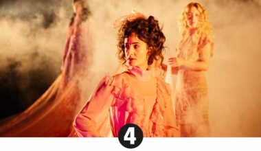 ”Julklapp inslagen i rosa tyll” – Borås Tidning