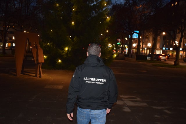 Andreas Sandin är stationerad i Huskvarna, där flera boende har drabbats av trenden som går ut på att sparka och slå på slumpmässigt utvalda hushåll.