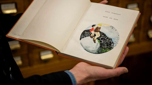 Det här exemplaret av ”Bröderna Lejonhjärta” skickades Astrid Lindgren kort efter sammetsrevolutionen i Tjeckoslovakien av Jarka Vrbova. Hon fick då ett kort men tacksamt brev tillbaka från Astrid Lindgren.