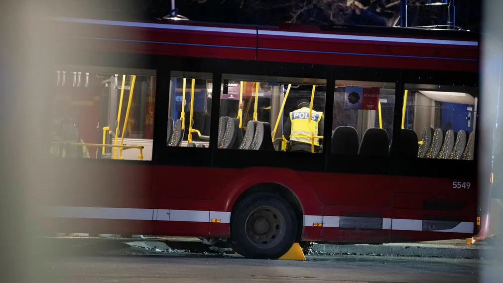 Polis inne i bussen efter kraschen.
