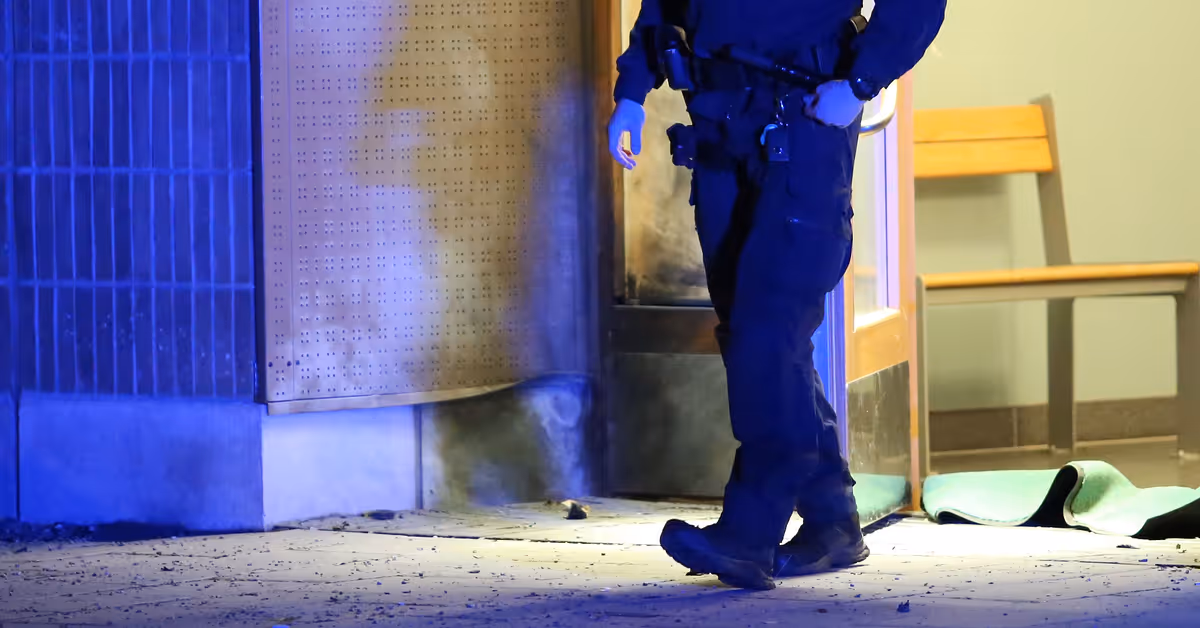 Smäll vid flerfamiljshus i Älvsjö