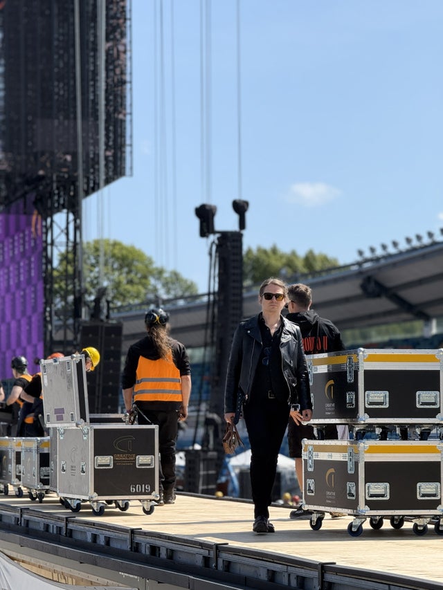 Tobias fångad i arbetet på Beyoncés scen. 