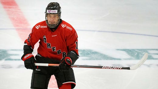 En 16-årig Leo Carlsson under en träningsmatch mellan Örebro och Djurgården i augusti 2021.