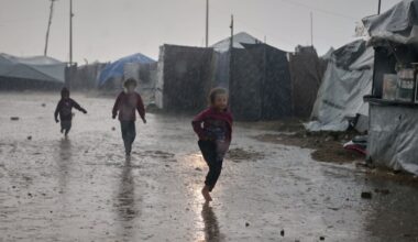 Kraftiga översvämningar i Gaza – bebis förfrös