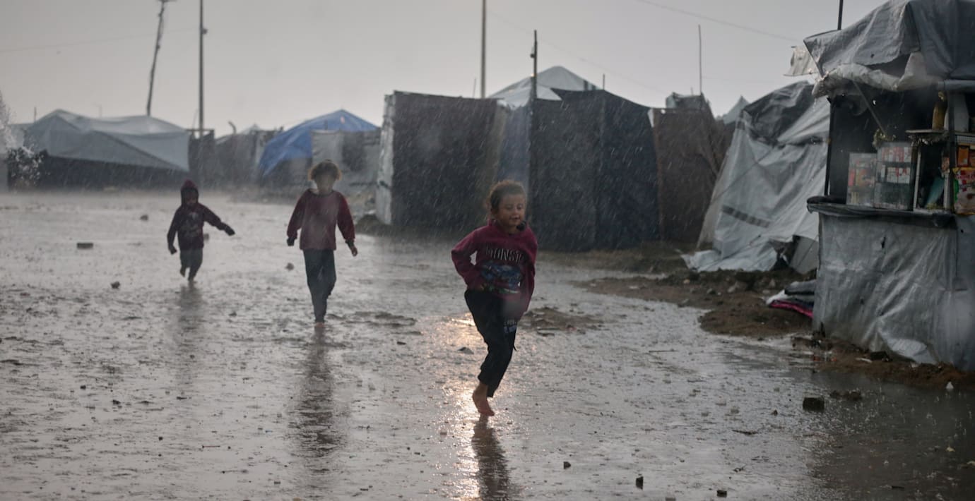 Kraftiga översvämningar i Gaza – bebis förfrös