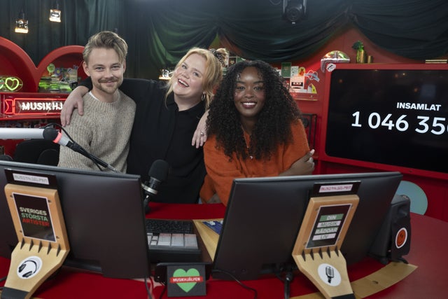 Programledarna Assia Dahir, Hampus Hedström och Linnea Wikblad klev in i klassiska buren i måndags. Sändningen sker från Karlstad och årets tema är: ”Alla barn har rätt att gå i skolan”.