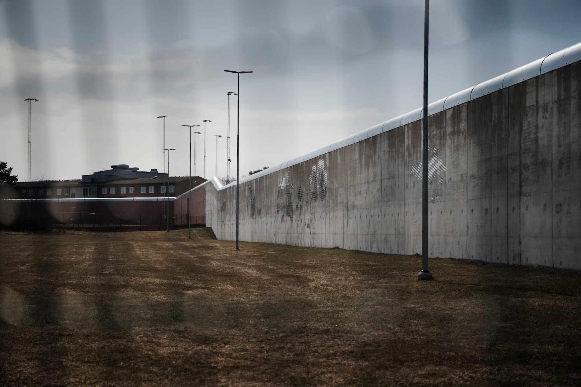 Den mordmisstänkta flyttades till Salbergaanstalten och placerades i avskildhet.