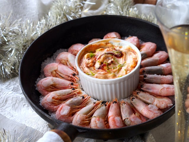 Alltid trevligt med mat som kräver lite aktivitet. Saltstekta räkor blir en mumsig snackis. Servera direkt ur en eller flera stekpannor, beroende på hur många ni är.