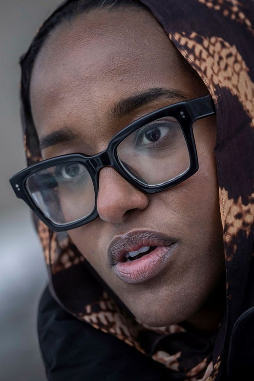 ”Man ser Ice-agenter överallt i Minneapolis och Saint Paul”, säger demokraten Zaynab Mohamed. Hon berättar att agenter från migrationsmyndigheten brukar åka till parkeringsplatser utanför moskéer för att få tag i folk.