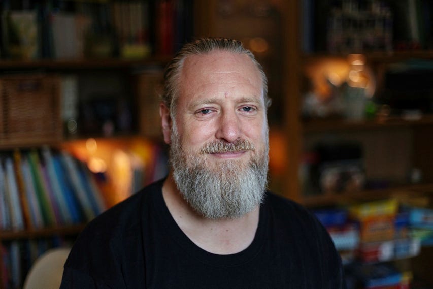 ”Det hade varit kul om i alla fall något av barnen kunde tala lite skånska. Skorra lite granna, men de kan inte alls. Det hade varit kul när man går på MFF-matcher, då passar skånskan så himla bra,” säger pappa Nils Holmström.