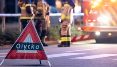 Allvarlig bilolycka i Smålandsstenar – tre till sjukhus