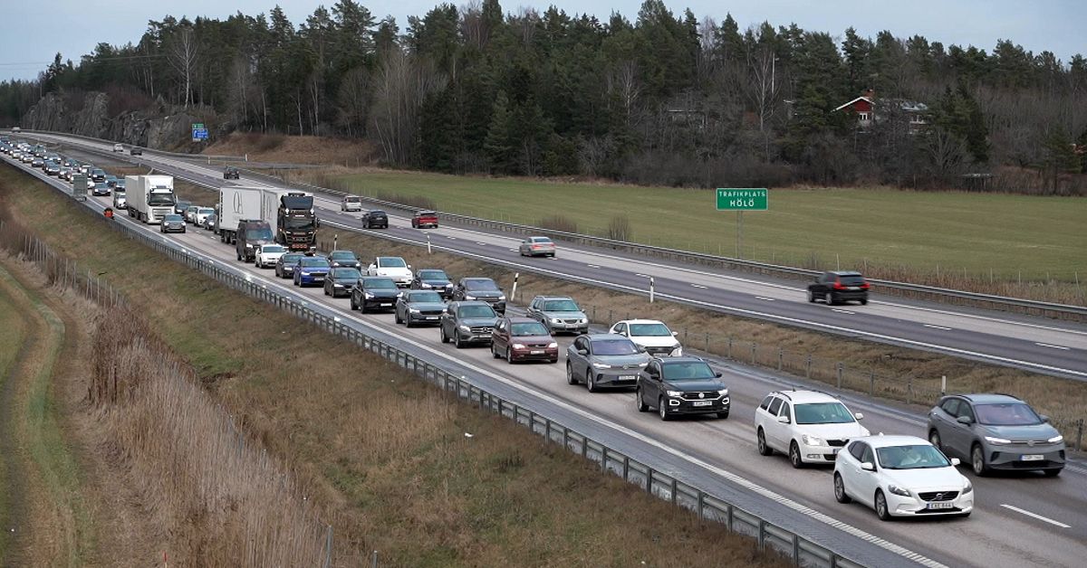 Vägarbete mitt i jultrafiken proppade igen E4 söder om Södertälje